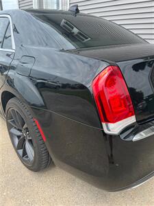 2015 Chrysler 300 Limited - Photo 10 - Macomb, IL 61455