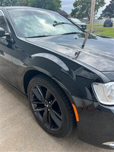 2015 Chrysler 300 Limited - Photo 7 - Macomb, IL 61455