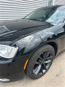 2015 Chrysler 300 Limited - Photo 5 - Macomb, IL 61455