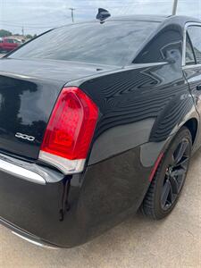 2015 Chrysler 300 Limited - Photo 8 - Macomb, IL 61455