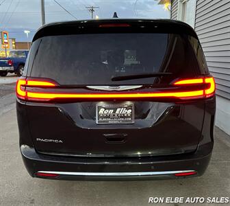 2022 Chrysler Pacifica Touring L   - Photo 9 - Macomb, IL 61455