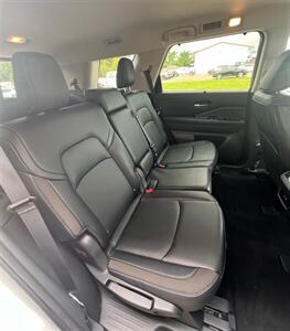2025 Nissan Pathfinder SL - Photo 12 - Macomb, IL 61455