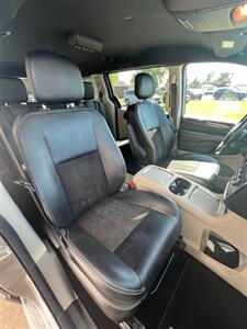 2019 Dodge Grand Caravan SXT - Photo 11 - Macomb, IL 61455