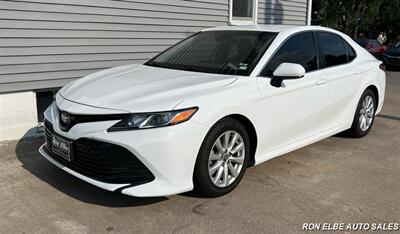 2020 Toyota Camry LE   - Photo 2 - Macomb, IL 61455