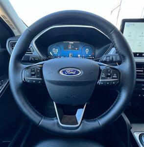 2025 Ford Escape Platinum   - Photo 17 - Macomb, IL 61455