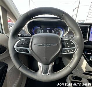 2024 Chrysler Pacifica Touring L   - Photo 17 - Macomb, IL 61455