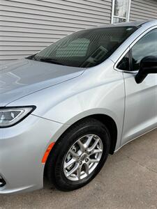 2024 Chrysler Pacifica Touring L   - Photo 4 - Macomb, IL 61455