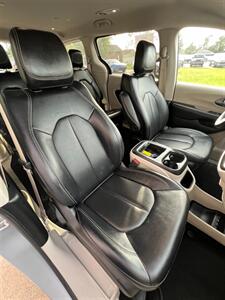 2024 Chrysler Pacifica Touring L   - Photo 10 - Macomb, IL 61455