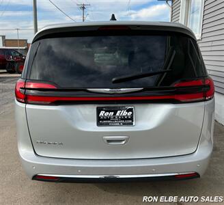 2024 Chrysler Pacifica Touring L   - Photo 8 - Macomb, IL 61455