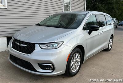 2024 Chrysler Pacifica Touring L   - Photo 2 - Macomb, IL 61455