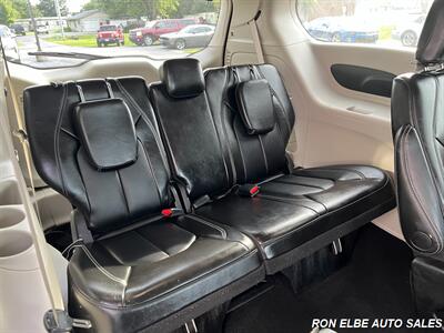 2024 Chrysler Pacifica Touring L   - Photo 11 - Macomb, IL 61455