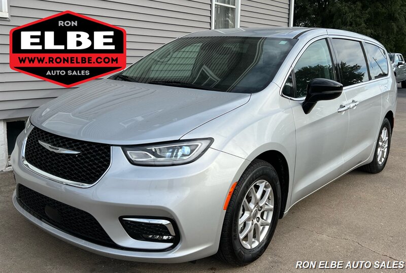 2024 Chrysler Pacifica Touring L   - Photo 1 - Macomb, IL 61455