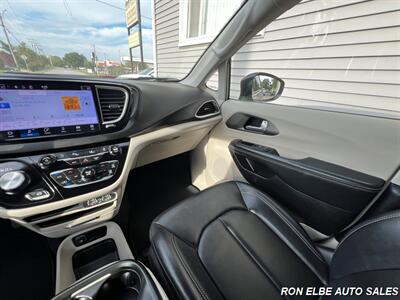 2024 Chrysler Pacifica Touring L   - Photo 22 - Macomb, IL 61455