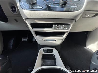 2024 Chrysler Pacifica Touring L   - Photo 20 - Macomb, IL 61455
