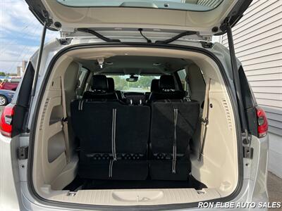2024 Chrysler Pacifica Touring L   - Photo 12 - Macomb, IL 61455