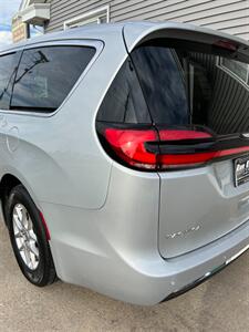 2024 Chrysler Pacifica Touring L   - Photo 9 - Macomb, IL 61455
