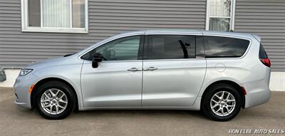 2024 Chrysler Pacifica Touring L   - Photo 3 - Macomb, IL 61455