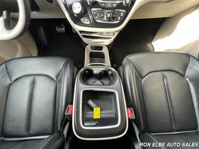 2024 Chrysler Pacifica Touring L   - Photo 21 - Macomb, IL 61455