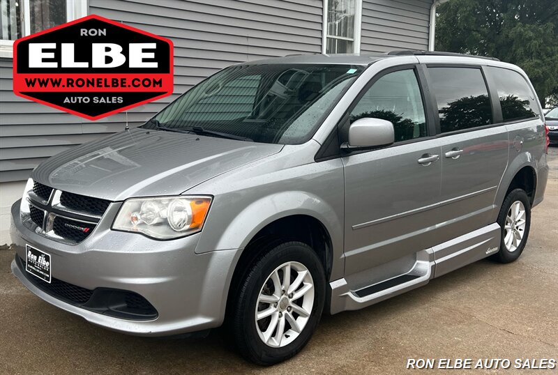 2016 Dodge Grand Caravan SXT   - Photo 1 - Macomb, IL 61455