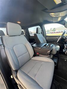 2022 RAM 1500 Big Horn   - Photo 11 - Macomb, IL 61455