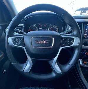 2023 GMC Acadia SLE - Photo 18 - Macomb, IL 61455