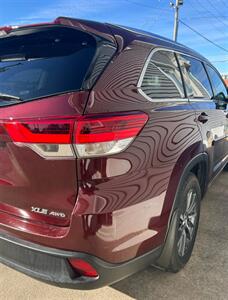 2018 Toyota Highlander XLE   - Photo 8 - Macomb, IL 61455