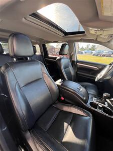 2018 Toyota Highlander XLE   - Photo 11 - Macomb, IL 61455