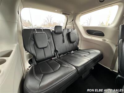 2024 Chrysler Pacifica Touring L   - Photo 12 - Macomb, IL 61455