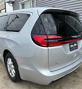 2024 Chrysler Pacifica Touring L   - Photo 9 - Macomb, IL 61455