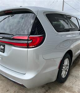 2024 Chrysler Pacifica Touring L   - Photo 7 - Macomb, IL 61455
