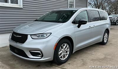 2024 Chrysler Pacifica Touring L   - Photo 2 - Macomb, IL 61455