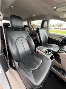 2024 Chrysler Pacifica Touring L   - Photo 10 - Macomb, IL 61455