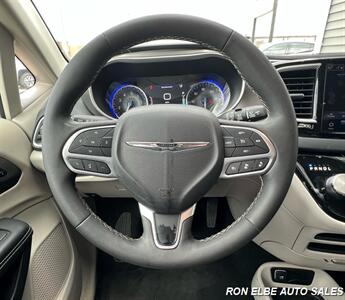 2024 Chrysler Pacifica Touring L   - Photo 16 - Macomb, IL 61455