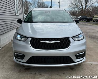 2024 Chrysler Pacifica Touring L   - Photo 5 - Macomb, IL 61455