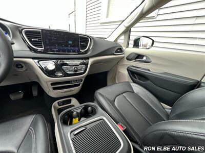 2024 Chrysler Pacifica Touring L   - Photo 18 - Macomb, IL 61455