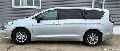 2024 Chrysler Pacifica Touring L   - Photo 3 - Macomb, IL 61455