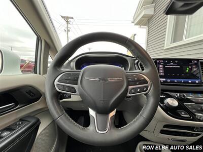 2022 Chrysler Pacifica Touring L   - Photo 15 - Macomb, IL 61455