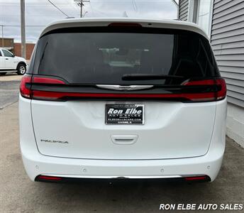 2022 Chrysler Pacifica Touring L   - Photo 9 - Macomb, IL 61455