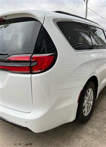 2022 Chrysler Pacifica Touring L   - Photo 8 - Macomb, IL 61455