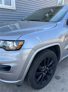 2019 Jeep Grand Cherokee Laredo   - Photo 5 - Macomb, IL 61455