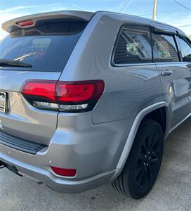 2019 Jeep Grand Cherokee Laredo   - Photo 8 - Macomb, IL 61455