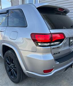 2019 Jeep Grand Cherokee Laredo   - Photo 10 - Macomb, IL 61455