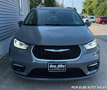 2022 Chrysler Pacifica Touring L   - Photo 6 - Macomb, IL 61455