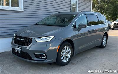 2022 Chrysler Pacifica Touring L   - Photo 2 - Macomb, IL 61455