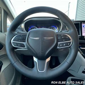 2022 Chrysler Pacifica Touring L   - Photo 17 - Macomb, IL 61455