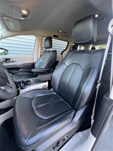 2022 Chrysler Pacifica Touring L   - Photo 11 - Macomb, IL 61455