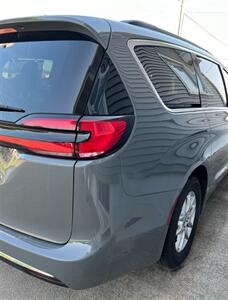 2022 Chrysler Pacifica Touring L   - Photo 8 - Macomb, IL 61455