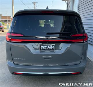 2022 Chrysler Pacifica Touring L   - Photo 9 - Macomb, IL 61455