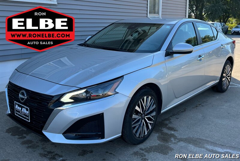 2023 Nissan Altima 2.5 SV   - Photo 1 - Macomb, IL 61455