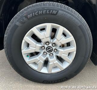 2022 Nissan Frontier SV   - Photo 4 - Macomb, IL 61455